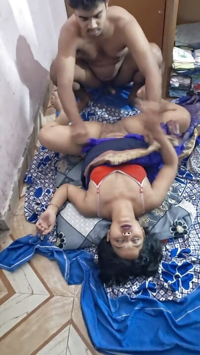 Une nouvelle femme mariée baise des étudiantes de Vargin