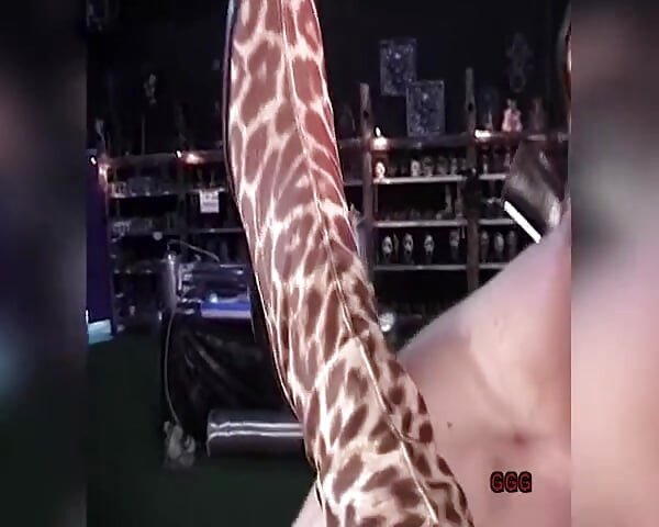 O curvă blondă are parte de ejaculări faciale și suge pula tare