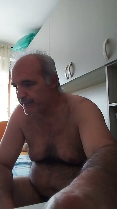 Eu fodo a garrafa plástica e mixi três vezes dentro dela!