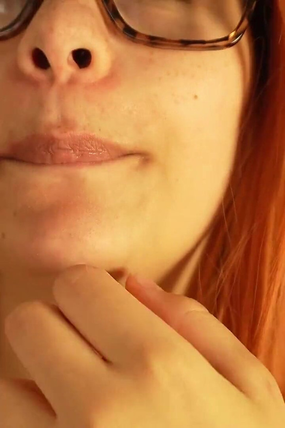 Blond przyrodnia siostra robi fetysz twarzy i sprawia, że ciało asmr brzmi z jej ciała jej usta i twarz, a następnie masturbuje się i