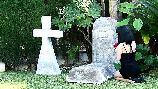 После того, как она оплакивает, она жестко трахается с садовником