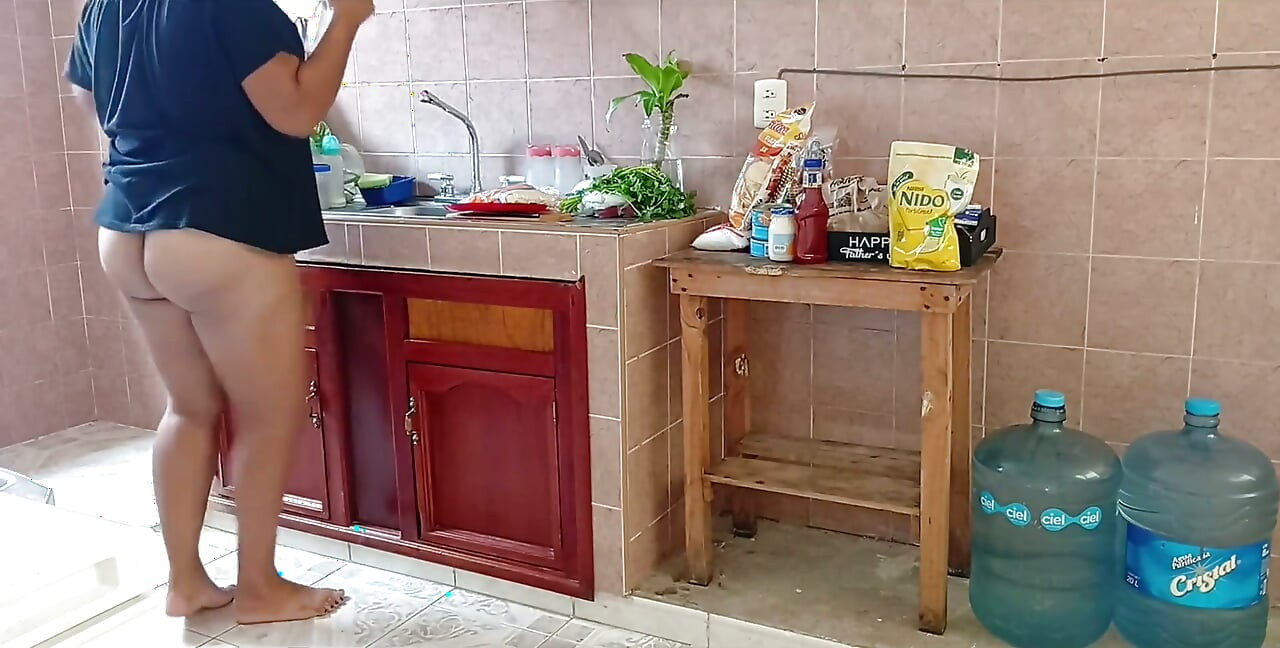 Madrasta gordinha lava e limpa a cozinha