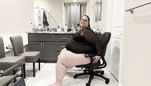 Luxe in dessous: Plump Paradise Enger stuhl necken (wmv)