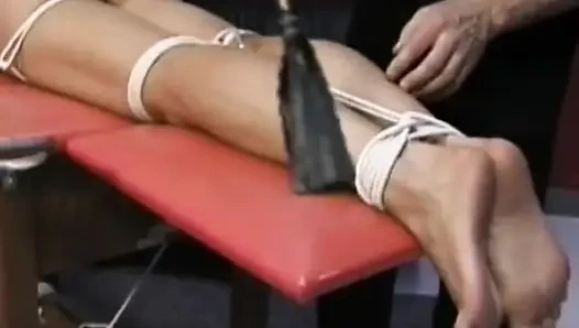 Seksi kız bacakları ve elleri bağlıyken göğüslerini sıkıştırıyor