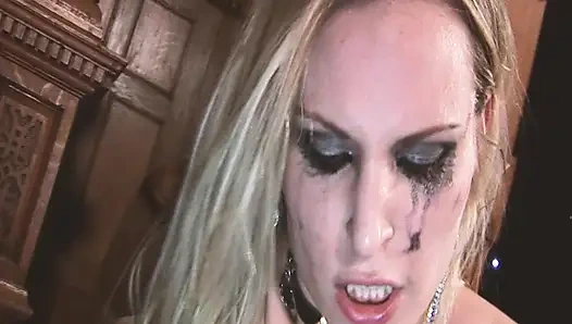 İç çamaşırlı güzellerle kostümlü partide iç çamaşırı ve seks sahnesi-2 çifte penetrasyonlu grup seks