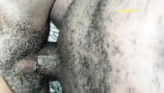 Большой хуй глубоко трахает тинку в черную киску