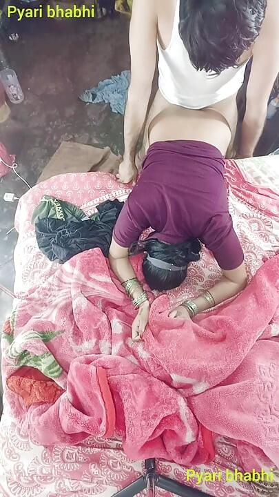 Bunda da buceta fodendo pau chupando buceta chupando peitos chupando leite do peito e sentado no pau em estilo cachorrinho e deitado em linha reta no áudio hindi