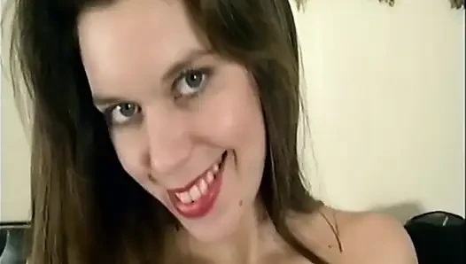 Brunette menggoda memek jembut tebal sambil melucuti pakaian dalam