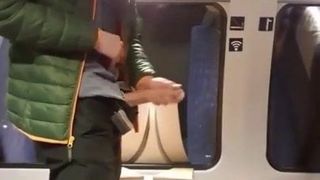 Masturbando e gozando em um trem do metrô