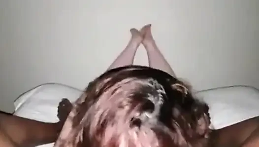 Genç İngiliz iri güzel kadın büyük zenci yarağını emiyor