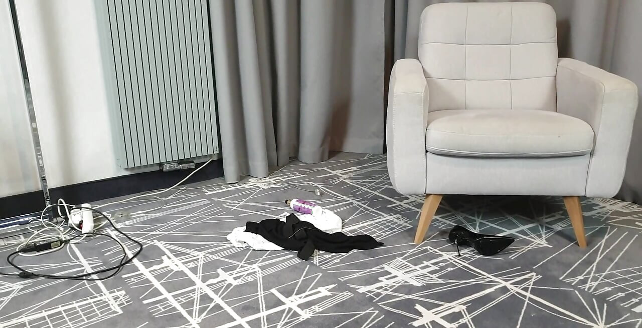 Solo-masturbation in klassischen retro-dessous und echten nylonstrümpfen