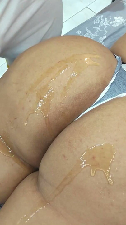 MASSEUSE TAKES ADVANTAGE OF MY STEPMOTHER WITH HER TRANSPARENCY AND ENDS UP PUTTING THE MILK INSIDE HER | Clip 1