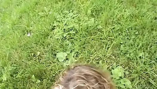 Süße schlampe liebt es, guten schwanz zu lutschen