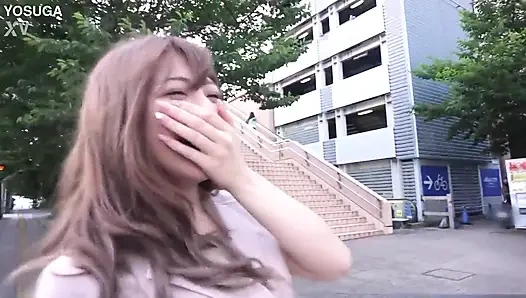 Büyük memeli genç bir Japon susuzluk noktasına kadar fışkırtıyor.