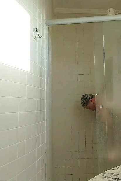 我在酒店赤身裸体洗澡, 并决定向人们展示自己.