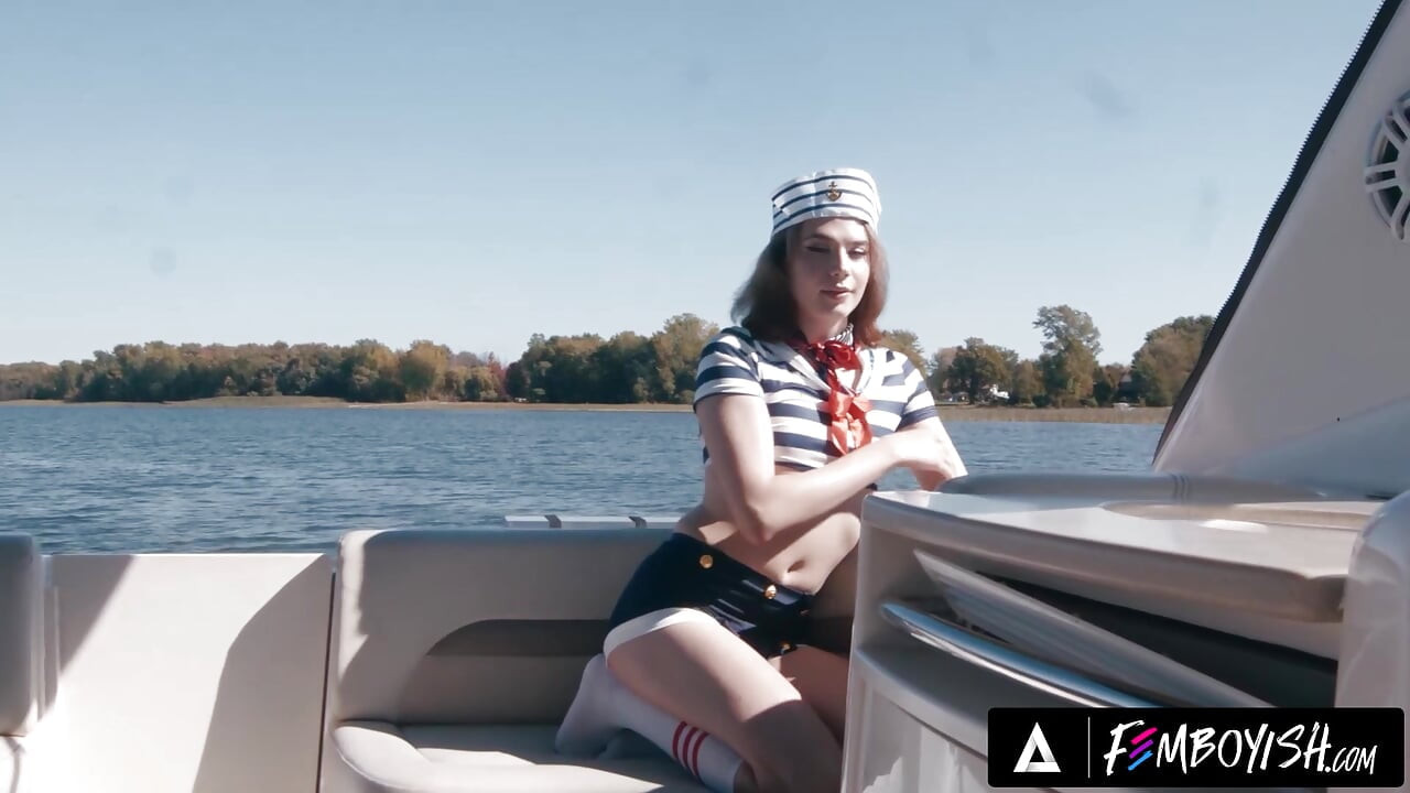 FEMBOYISH - Femboy Yuna Yule pukeutuu söpöön merimiesasuun venepäivänä Hunk Harrison Feelsin jahdilla