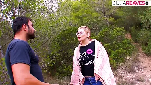 Azgın orta yaşlı seksi kadın ormandaki her iki delikten de sikiliyor