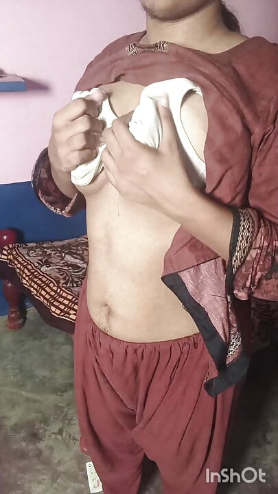 Masturbare cu țâțe și pizdă sexy desi