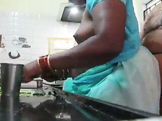 O mamă sexy tamilă futută în masa din bucătărie