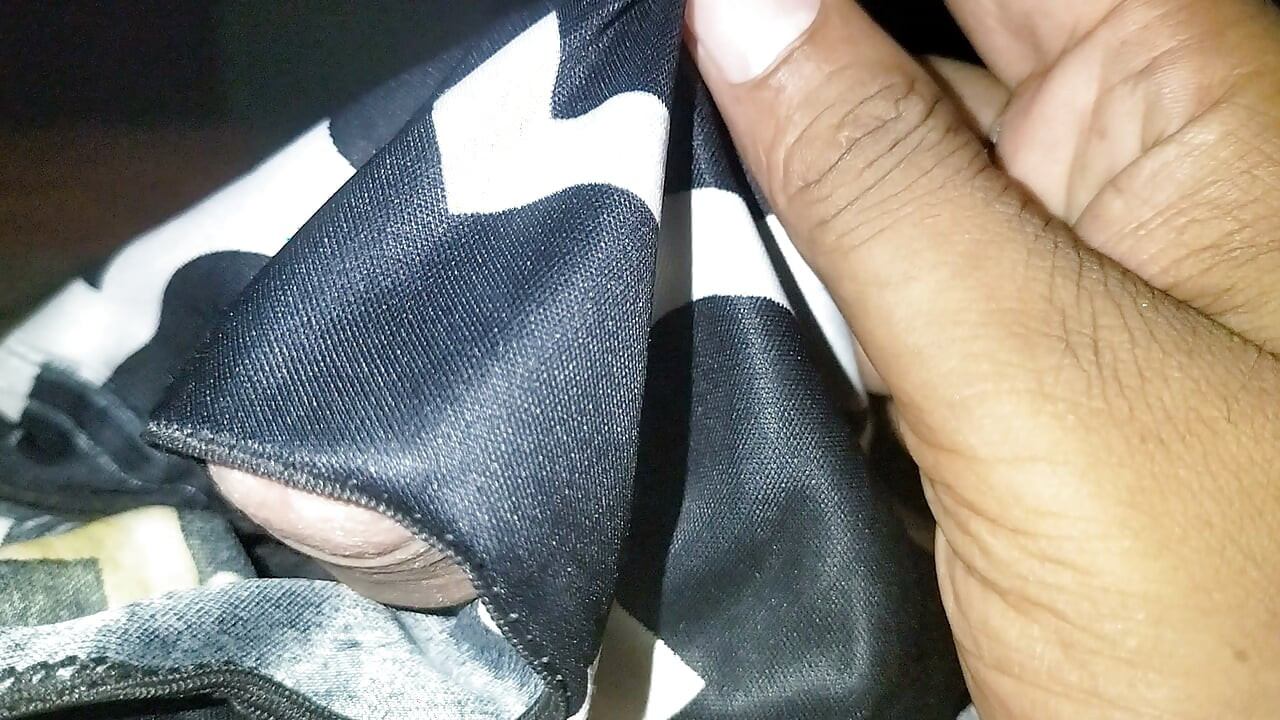 Apni beti ka panty le kar muth mara