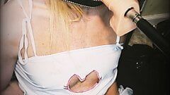 Hulpeloos mietje wordt in haar keel geneukt door een dildo -machine