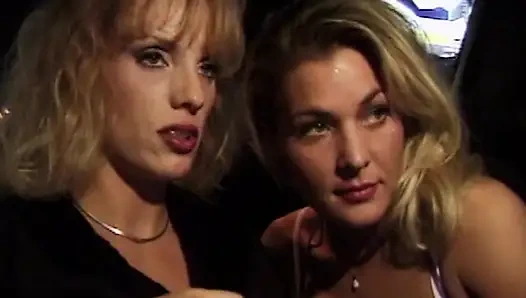 Heiße Lesbenfahrt im Taxi