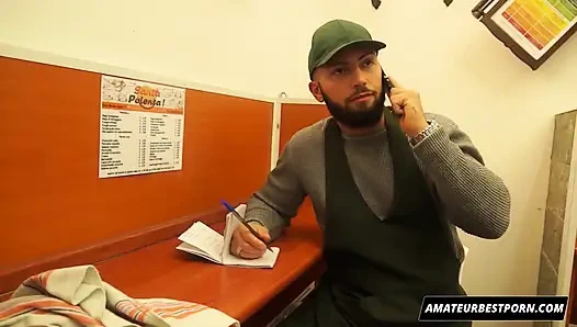 Azgın büyük memeli orta yaşlı seksi kadın teslim adama amcıkla para ödüyor