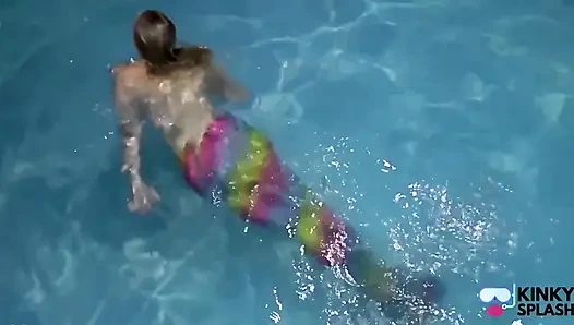 Putri duyung tertangkap menggodamu di kolam renang