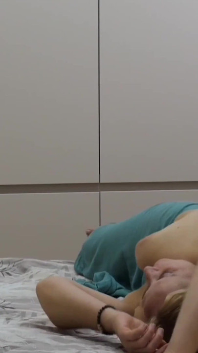 Soția blondă matură se bucură de sex între timp