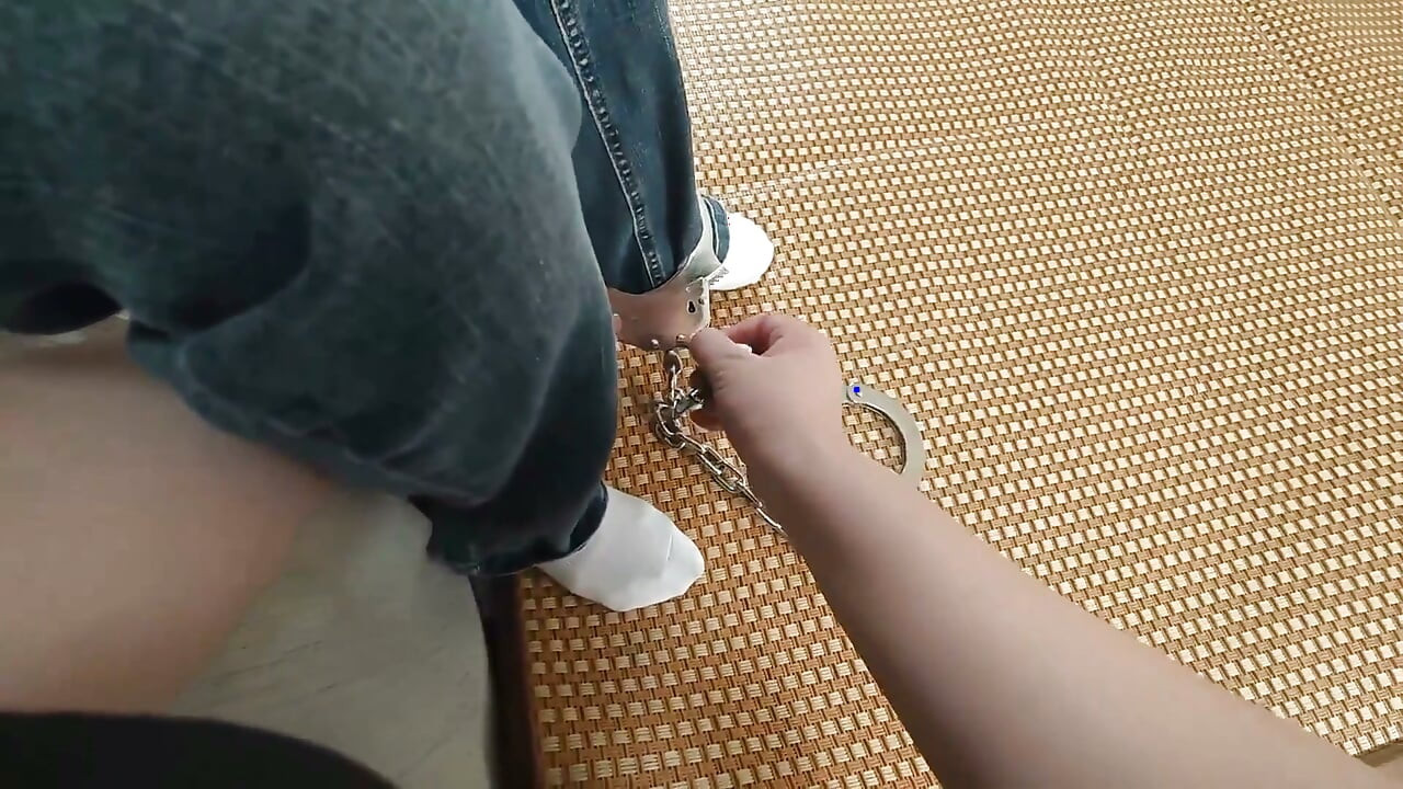 Mijn schattige vriendin probeert een superstrakke Europese manier van bondage