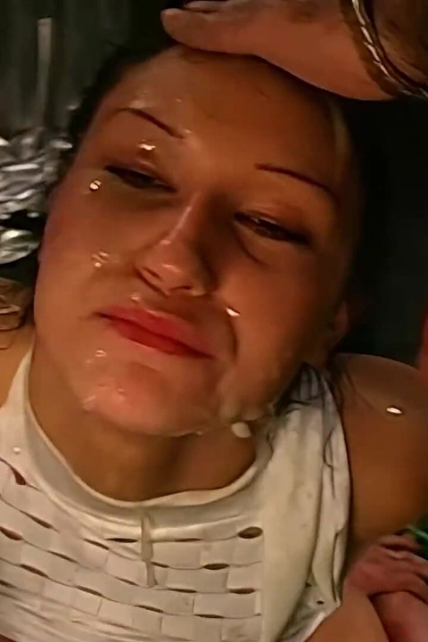 Brudna brunetka ssie kutasa i dostaje wytryski na twarz