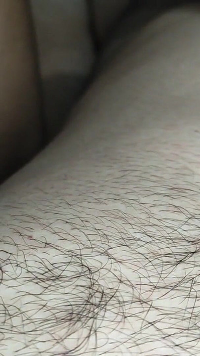 Menghisap buah dada dan handjob yang diberikan oleh teman wanita panas | Klip 1