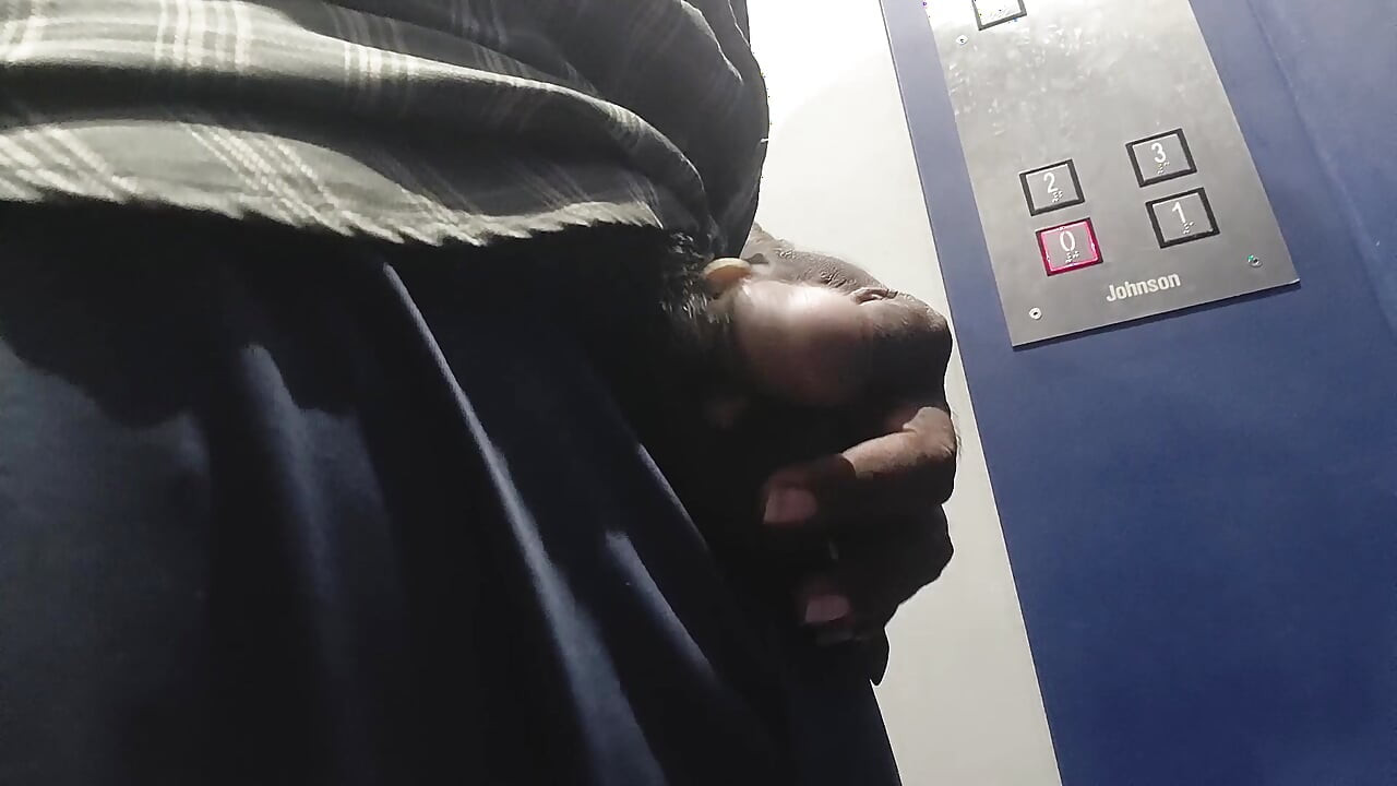 garoto tâmil mostrando o pau no elevador