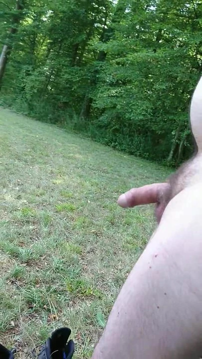 Nackt am Waldrand