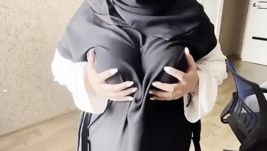 Wanita muslim berhijab lagi asik masturbasi