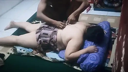 Janda gemuk menjadi terangsang saat dipijat