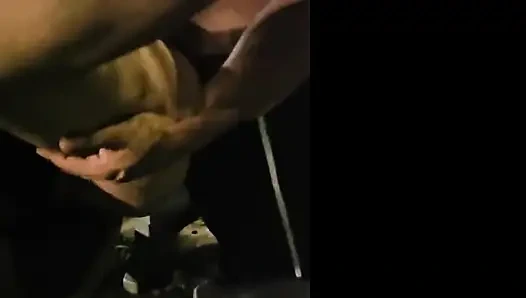 Saya menemukan seorang pria di alun-alun umum, meniduri saya di depan cuckold