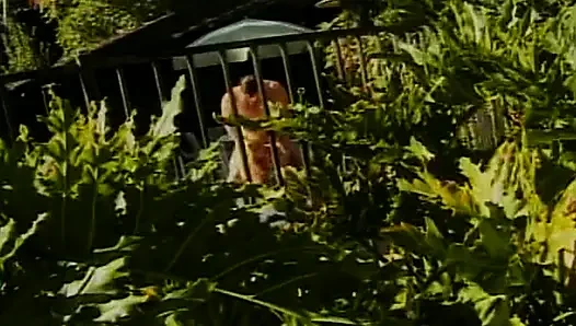 Sexy blondine leckt das sperma-ab-schwanz nach intensivem outdoor-fick