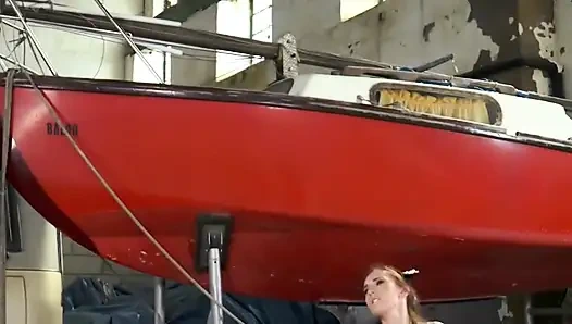 Sexy zimmermädchen fickt muschi in dogging-position ... in den mund kommen