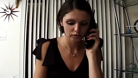 Minyon genç kız sıkı pirsingli amcığını parçalatıyor