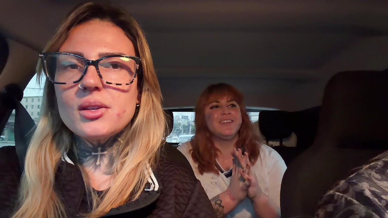 Femeie de tocat din carton a fost excitată când ne-a văzut
