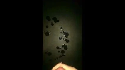 A voir absolument! Éjaculation énorme en slowmotion!