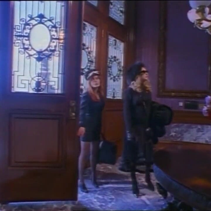 Sex în trei sexy cu o blondă obraznică îndrăgostită