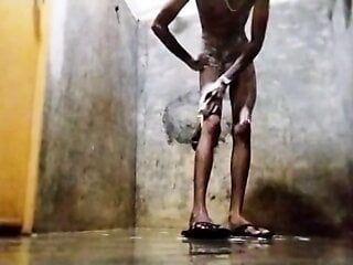 Menino da escola do Sri Lanka tomando banho e masturbando-se