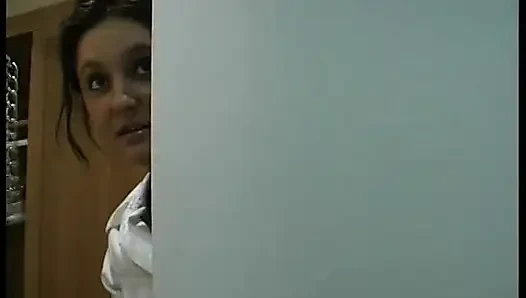 Remaja pemalu nyepong dan fingering memeknya yang berharga