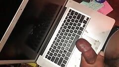 (pt4) Dal můj macbook laptop a výstřik na obličej _ sólo mladá vysokoškolská černá masturbace nymfomanka