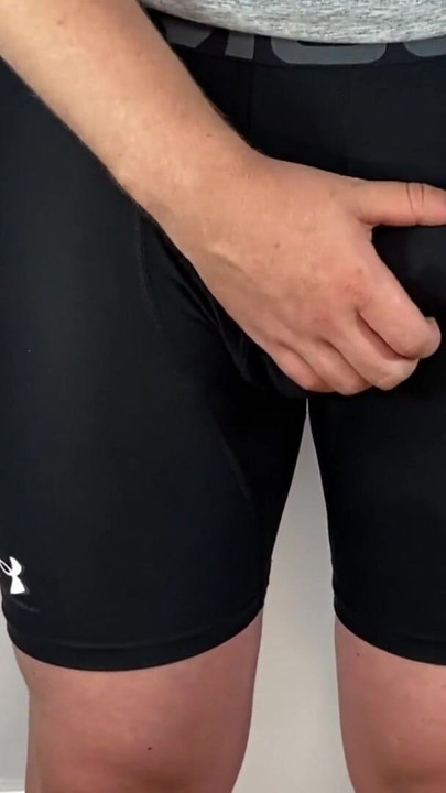 Morate vidjeti trenutak iz "Ogroman kurac, handsfree analni vibrator svršavanje u uske hlače"