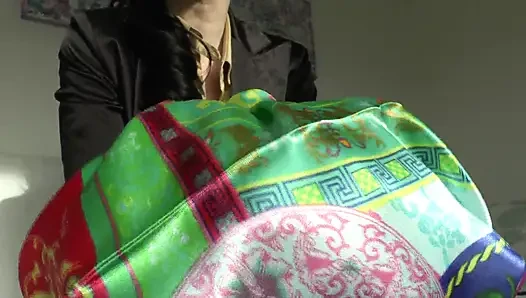 Saten fetişi: ateşli mastürbasyon oyunu, eteğime boşalma, Lady Victoria Valente