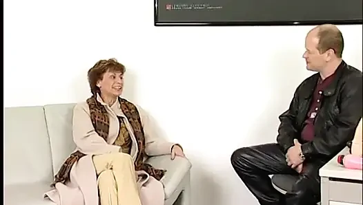 Nine amcık yalandıktan sonra dildoyla sikilmeyi seviyor