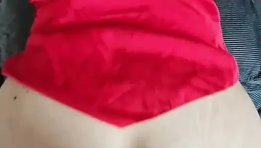 Kırmızı iç çamaşırlı Şilili kadın